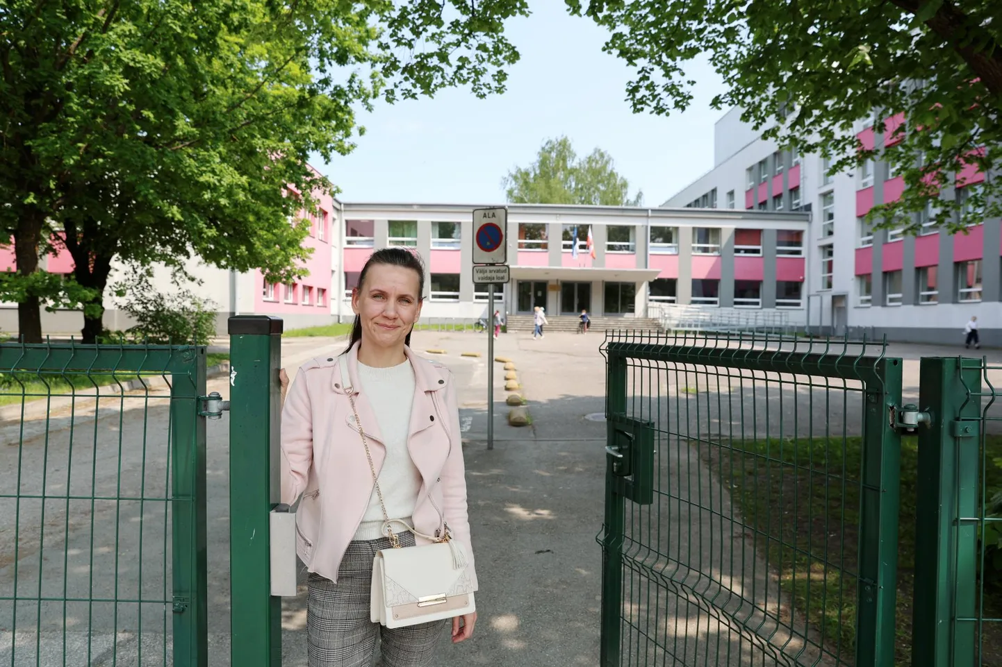 Natalja Froripi kaks last õpivad Puškini koolis. Kuigi lapsed saavad koolitöödega üldiselt iseseisvalt hakkama, oli sel aastal emal tunduvalt rohkem vaja neid kodutöödes aidata.