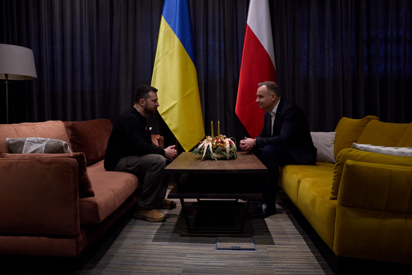 Ukrainas prezidents Volodimirs Zelenskis tiekas ar Polijas prezidentu Andžeju Dudu.