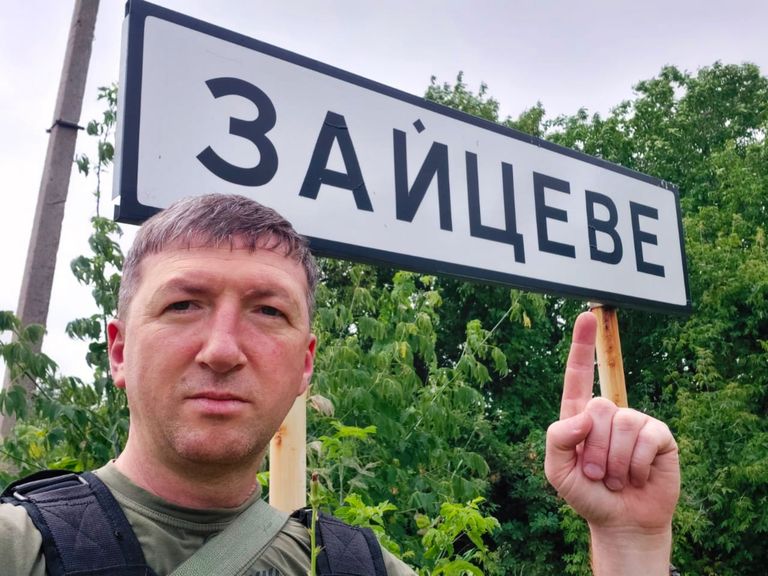 Бывший чиновник и нынешний доброволец Владимир Весёлкин на въезде в село Зайцево.