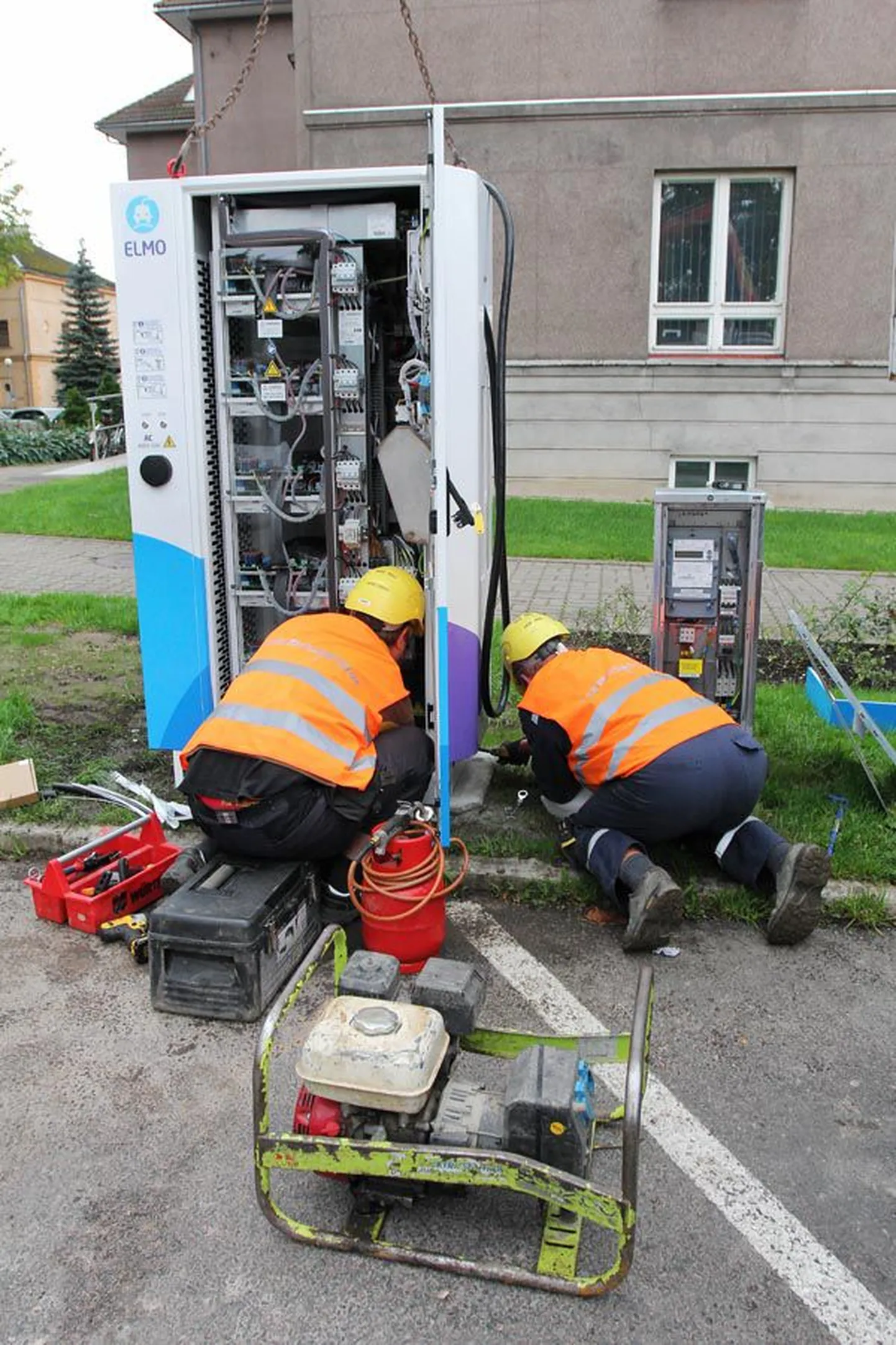 Üks Viljandi kolmest avalikust elektriauto laadimispunktist asub maavalitsuse ees Vabaduse platsi nurgas. Eile panid töömehed seadmed paika, kuid aparaat vajab veel seadistamist.