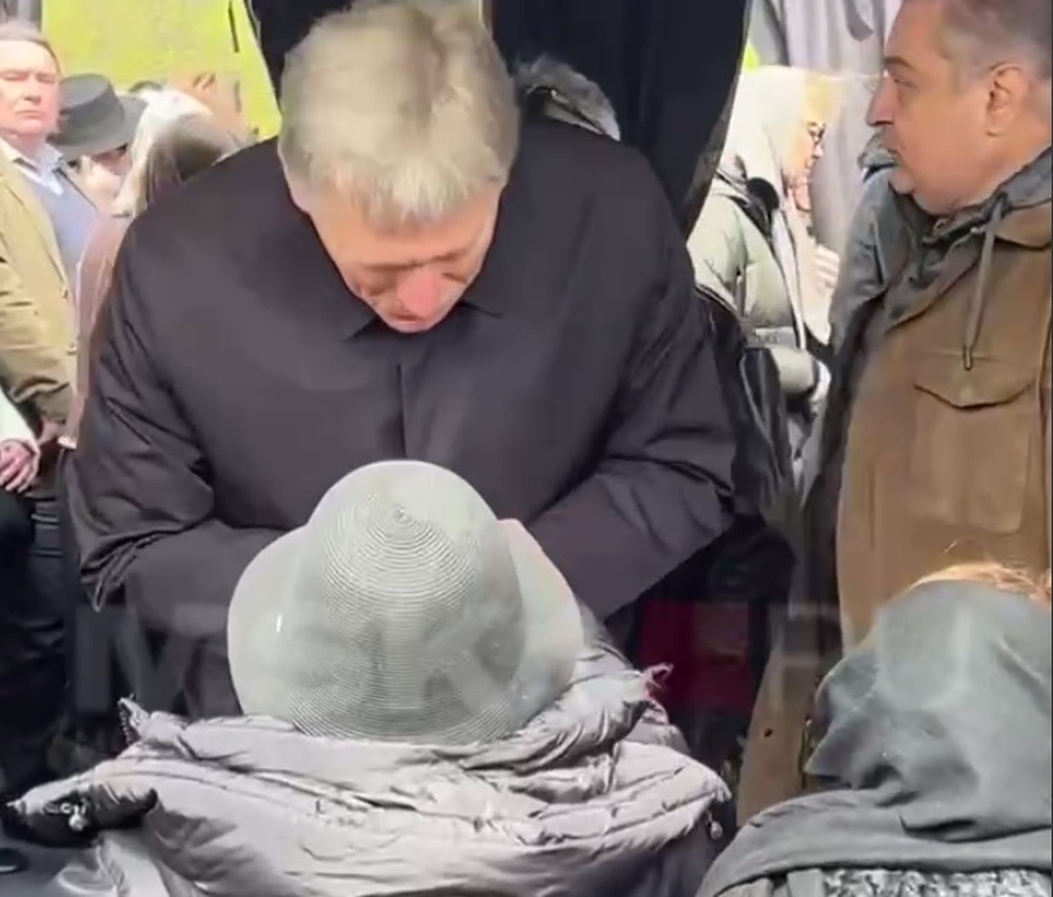 Песков поцеловал руку Алле Пугачевой на похоронах Валентина Юдашкина