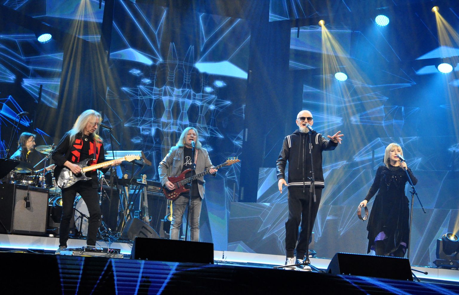 Īpašie viesi - grupa "Pērkons" piedalās Latvijas Radio 2 gada vērtīgākās dziesmas "Muzikālās bankas" 20 gadu jubilejas fināla koncertā Daugavpils Olimpiskajā centrā.