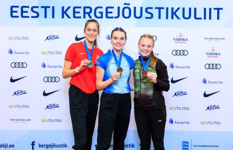 Kalevlaste kulla eest hoolitses Merili Tiik (keskel).