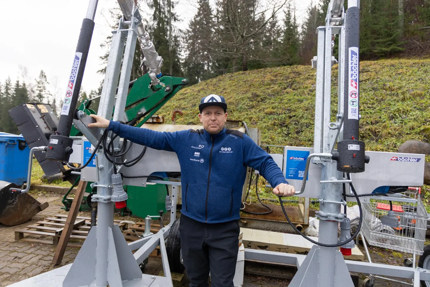 Holstre-Polli spordikeskuses töötavad sel talvel lisaks inimestele kaks uut lumekahurit, mis on senistest säästlikumad ning mida saab sisse lülitada märksa soojema ilmaga, kui sai varasemaid.