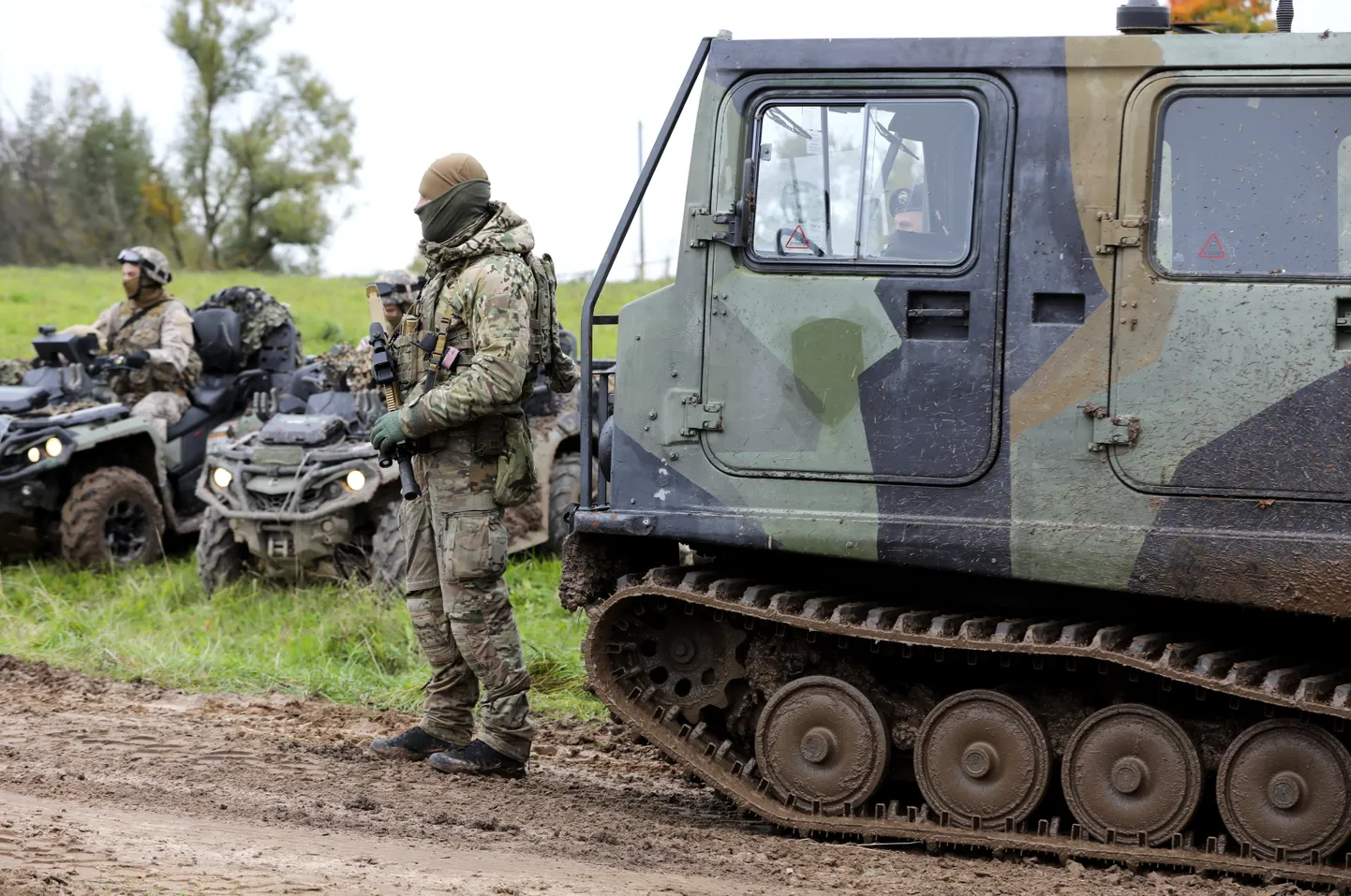 Nacionālo Bruņoto spēku karavīri.