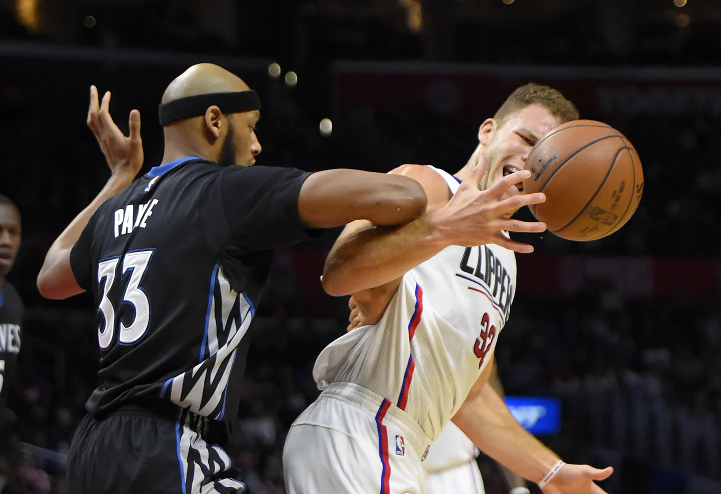 Adreian Payne (vasakul) on üks kandidaate liitumaks Rytasega. Foto 2015. aastast, kus Payne madistab Blake Griffini vastu.