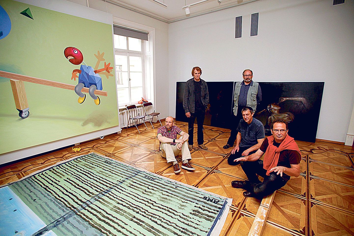 Kunstnikud Kaido Ole (vasakult), Jonas Gasiūnas ja Paweł Łubowski ning kuraatorid Arvydas Žalpis ja Krzysztof Stanisławski lõid näituse kujundamisel aktiivselt kaasa. Väikse puhkepausi ajal jagasid nad väljapaneku kohta selgitusi.