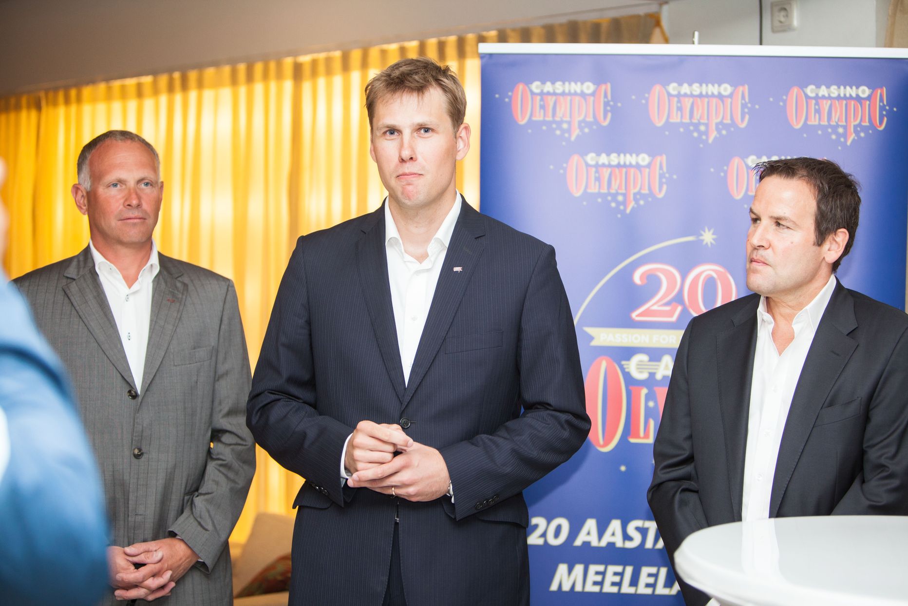 Olympicu endine suuromanik Armin Karu (vasakul) ja juhatuse esimees Madis Jääger (keskel)