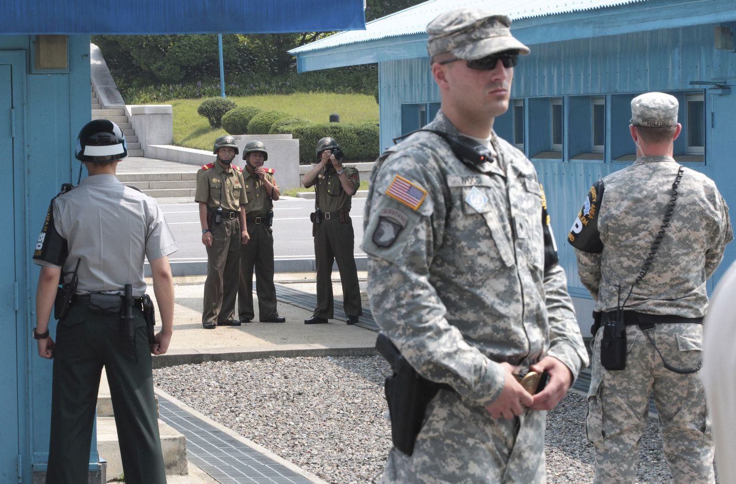 Põhja-Korea, Lõuna-Korea ja USA sõdurid valvamas Panmunjomi rahukülas.
