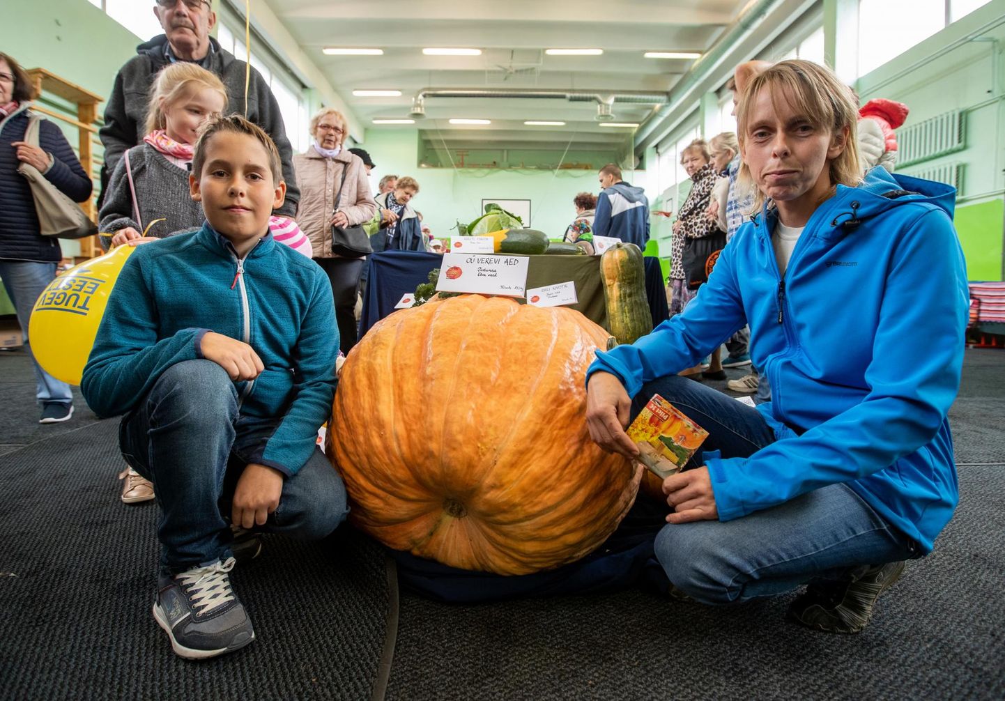 Nunnukonkursi võitjat, kõigi aegade suurimat 85-kilost «Atlantic Gigant» sorti kõrvitsat esitlevad Triin Kuusepuu ja tema poeg Teet. 
