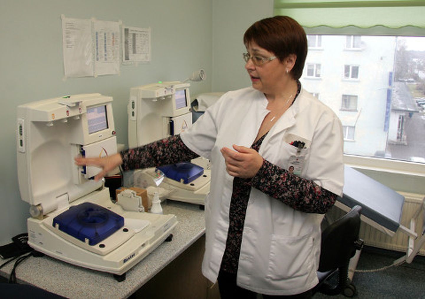 Tatjana Jermilova näitab aparaati, mille abil jagatakse doonori veri kohe komponentideks: ühte kotti plasma, teise erütrotsüüdid. Seejärel kantakse plasma doonorile tagasi.