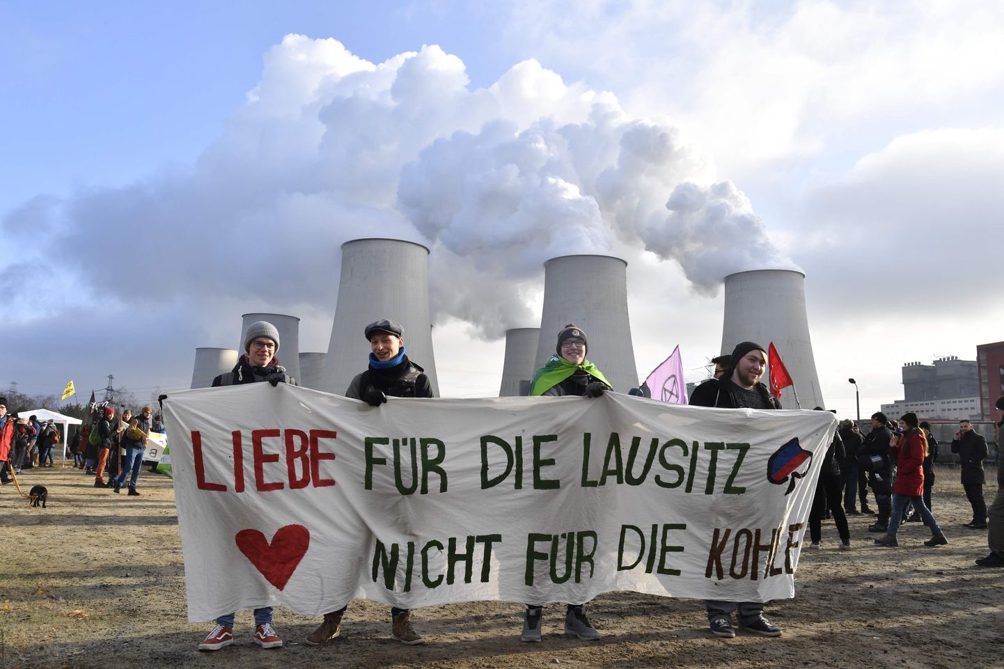 Kliimaaktivistid laupäeval Saksamaa idaosas Lausitzi piirkonnas Jänschwalde-Osti söekaevanduse juures meelt avaldamas.