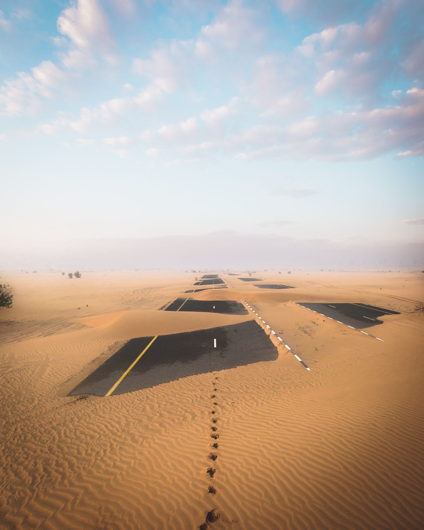 Osaliselt liivaga kaetud tee Abu Dhabis