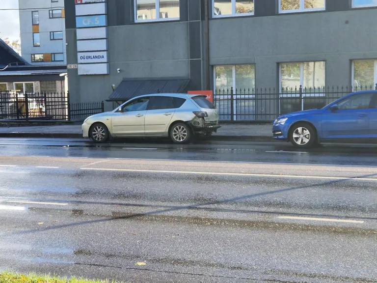 Politseinikud märkasid Pärnu linnas avariilist sõiduautot Mazda, millel puudusid numbrimärgid.