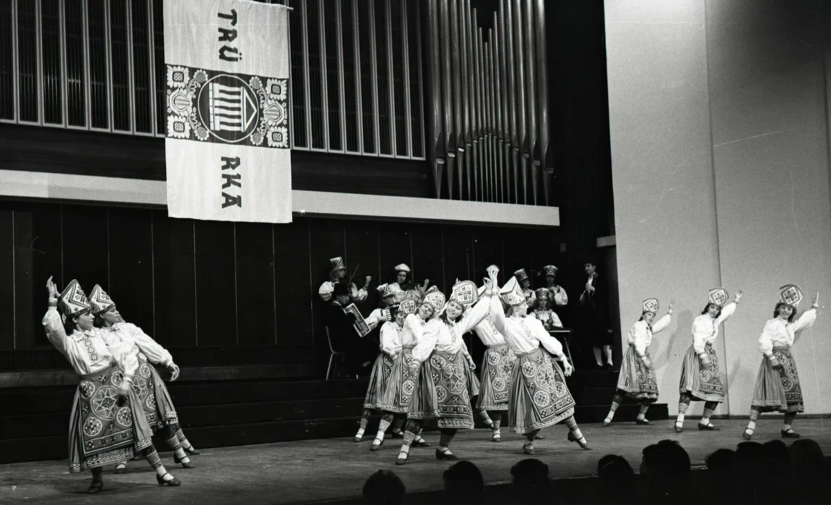 «Kullaketrajad» TÜ Rahvakunstiansambli naisrühma esituses ansambli 40. aastapäeva kontserdil Vanemuise kontserdimajas 27. aprillil 1985.