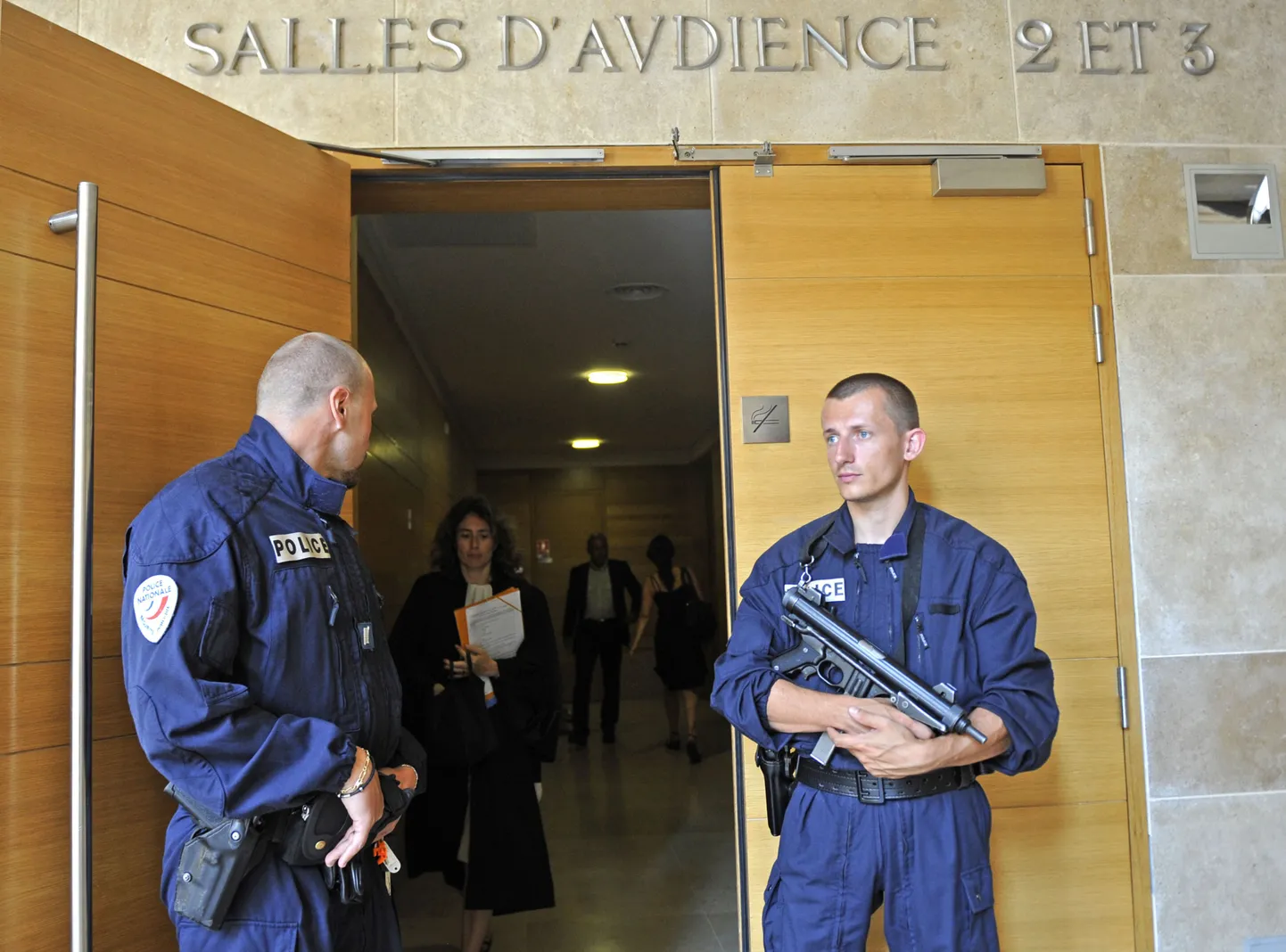 Prantsuse politseinikud kohtumajas.
