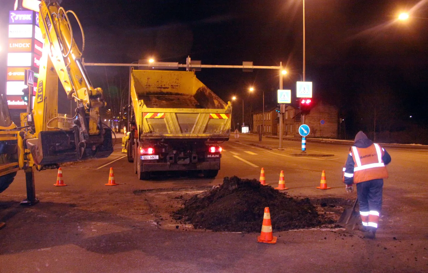 BaltiFaldi töömehed tegid tee täna öösel jälle tasaseks. Kurikuulsat löökauku tuleb neil lappida iga nädala või paari tagant.