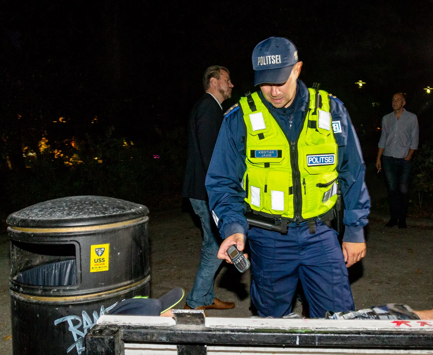 Politseipatrull Tallinnas kontrollimas öist parki. Pildil Kristian Jaani, kes oli pildistamise ajal Põhja prefekt