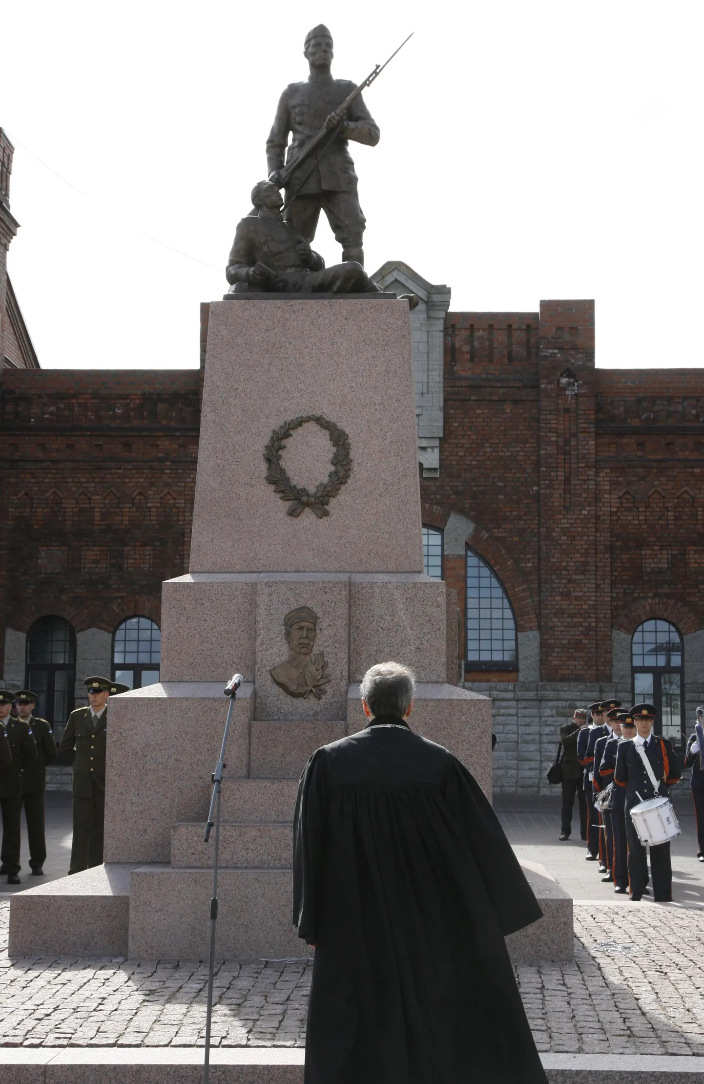 Tondi Sõjakooli hoone ees taasavati mälestussammas tondipoistele. Pildil hetk tseremooniast, mil Tallinna praost Jaan Tammsalu õnnistab mälestussammast.