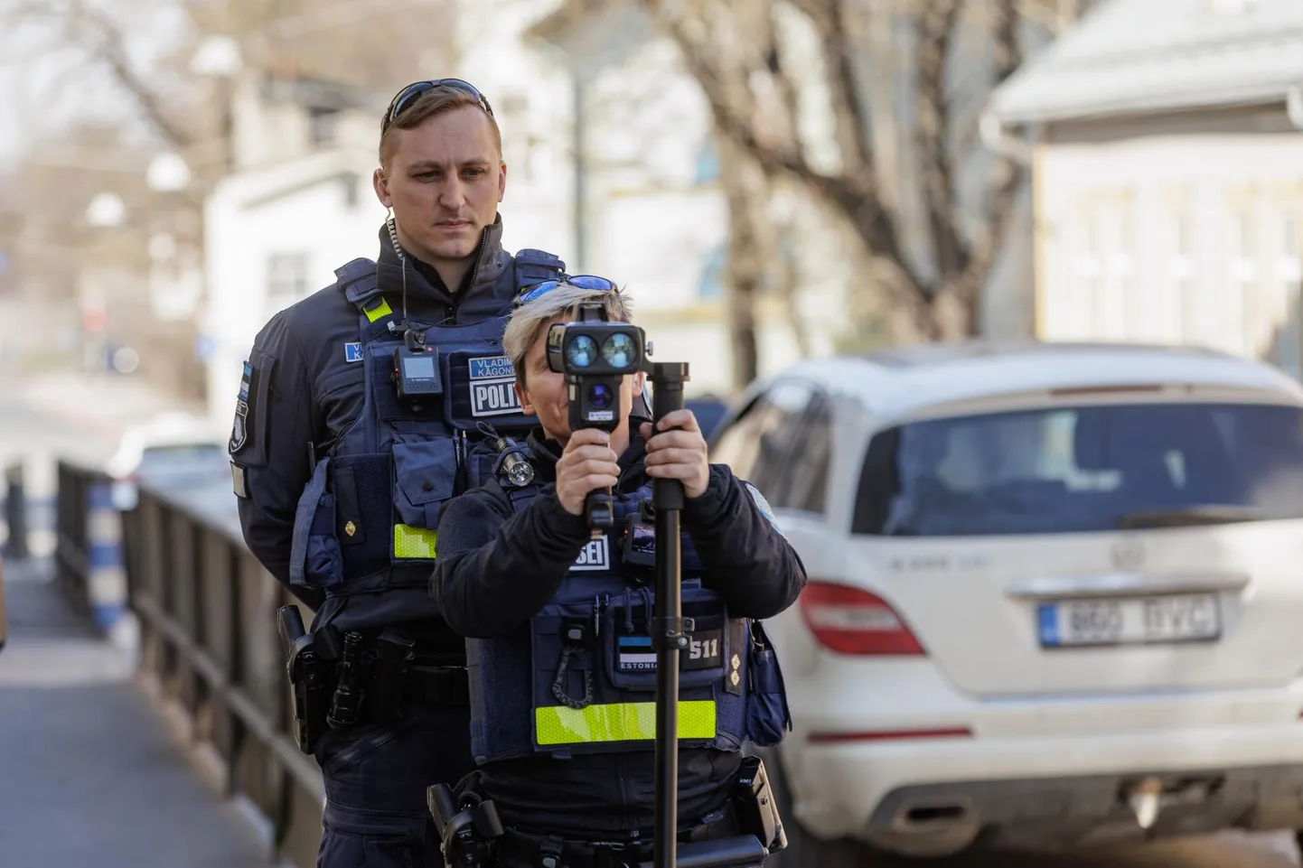 Patrullpolitseinikud Vladimir Kägonen ja Karin Mikk mõõtsid Tallinnas Luise tänaval kiirust.