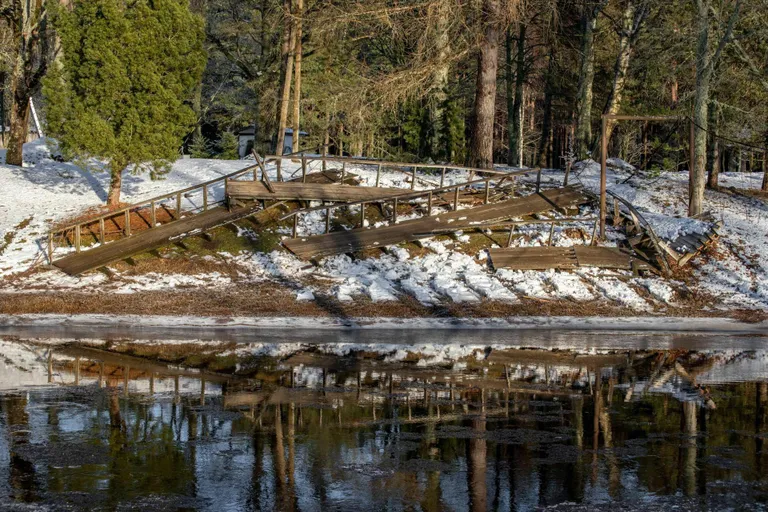 Katkine sild on praegu tõmmatud kaldale.