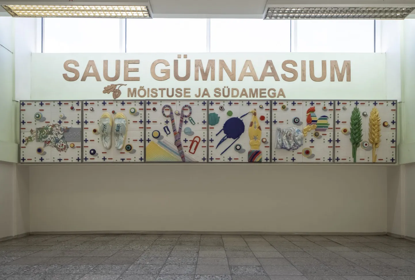 Mai Järmut, keraamiline pannoo Saue gümnaasiumis, 1986.