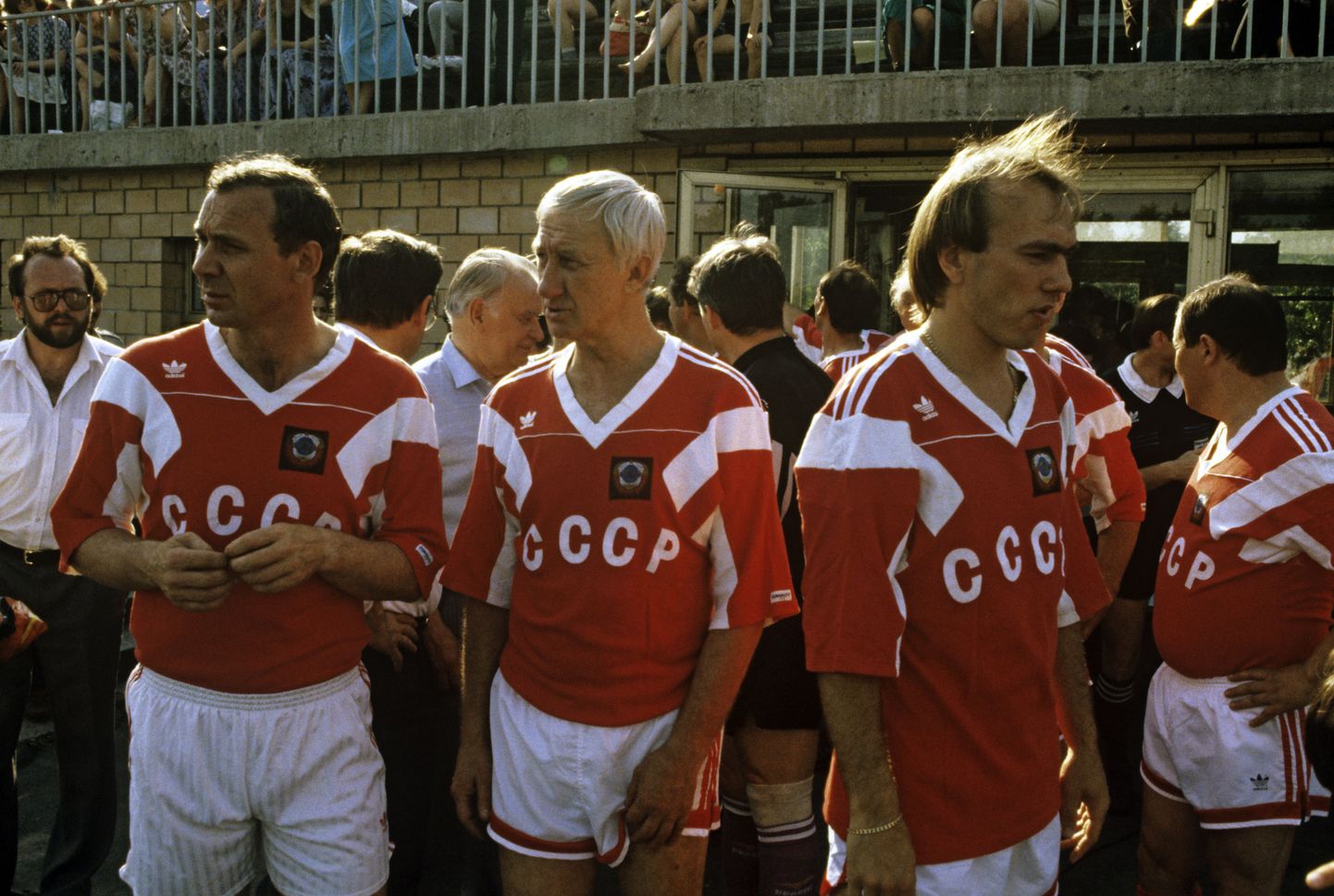 Vasakult: Oleg Romantsev, Igor Netto ja Vagiz Hidijatullin Lenini-nimelisel staadionil peetud Nõukogude Liidu koondise veteranide ja meelelahutajate vahelisel jalgpallimatšil.