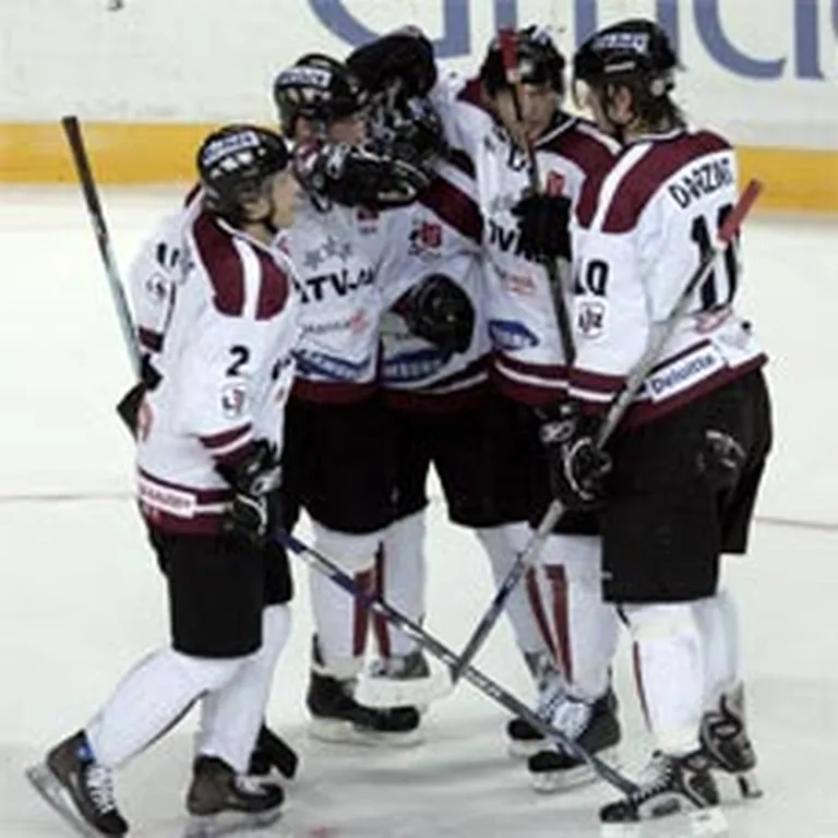 2007. gada 24. aprīlis, Rīga. Apsveikumus no maiņas biedriem saņem trešo vārtu autori Aleksandrs Jerofejevs (otrais no kreisās) un Miķelis Rēdlihs (trešais no kreisās).