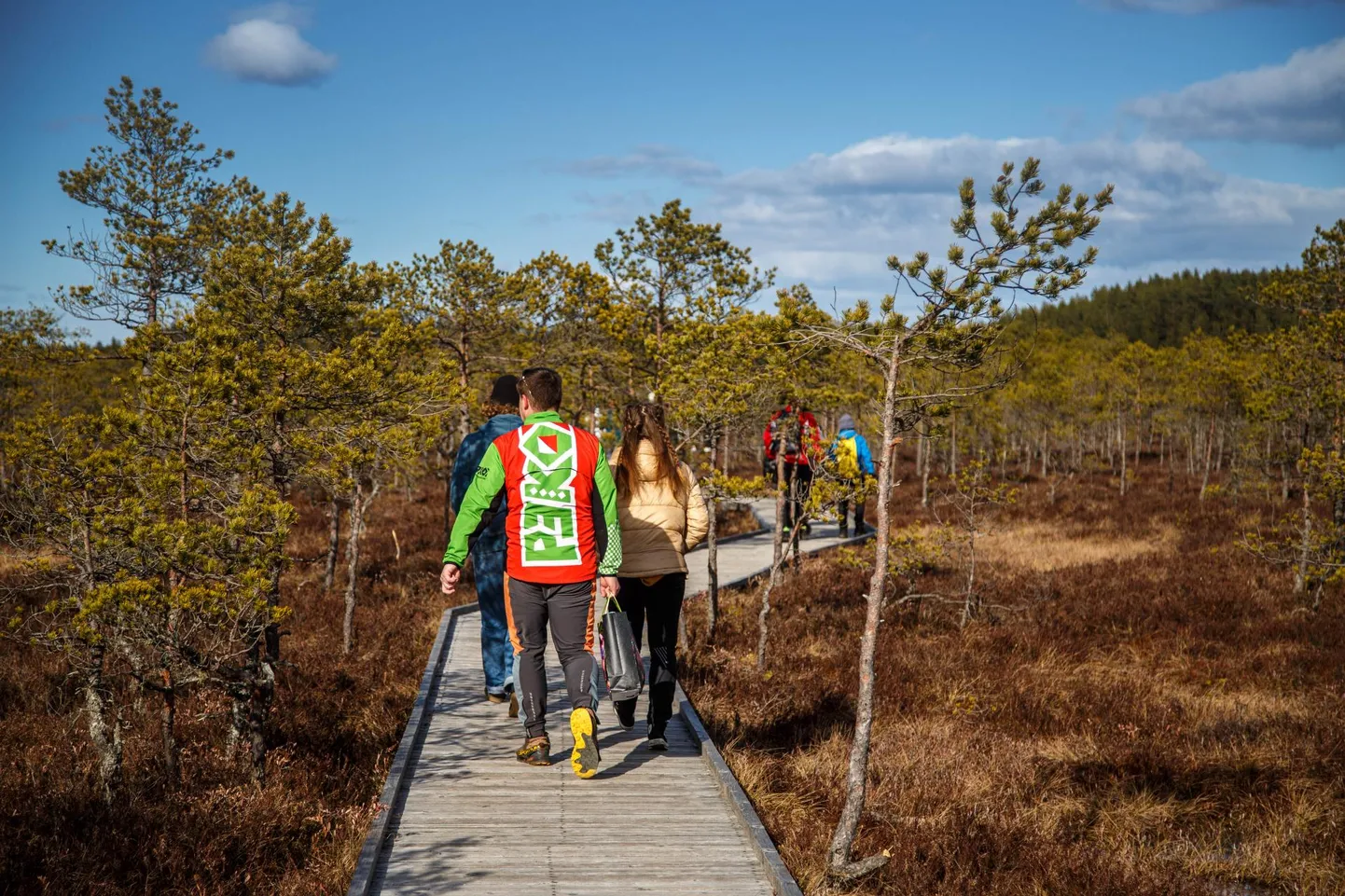 Populaarsed on nii Meenikunno matakarada kui selle serval asuv Päikeseloojangu maja.