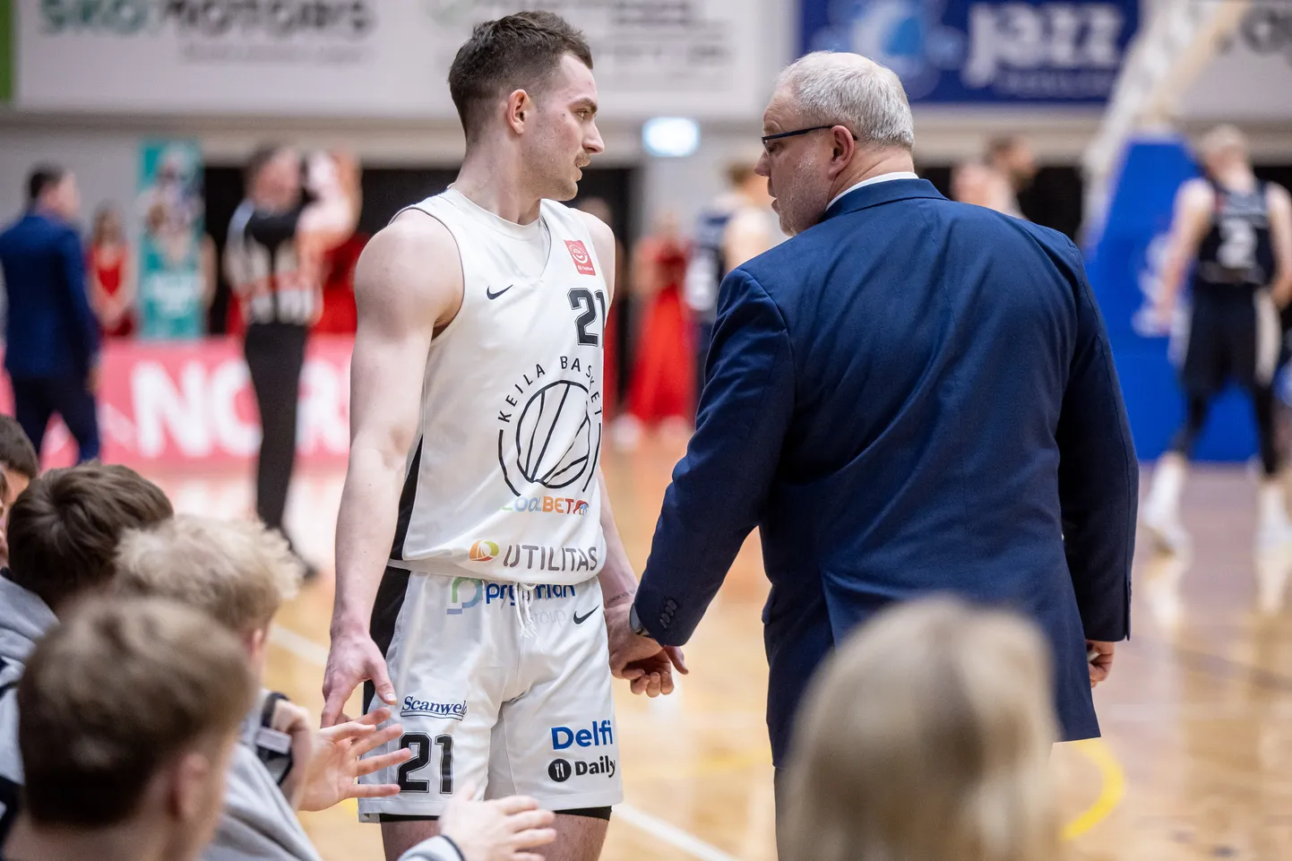 Laupäeval leidis Peep Pahvi (pintsakus) ja Christopher Lenki (nr 21.) vahel aset konflikt, esmaspäeval astuti aga taas koos lahingusse.