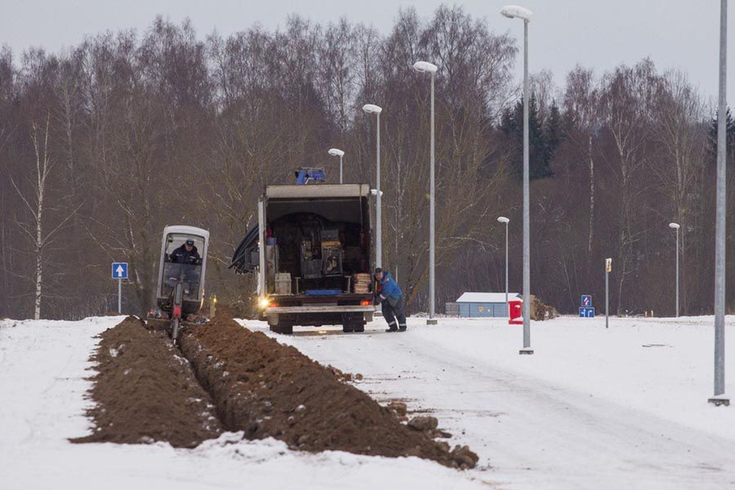 Viljandis Riia maantee lõpus pannakse maakaablit Veevärgi heaks, et seejärel ka vastrajatud kergliiklustee valgustatud saaks.