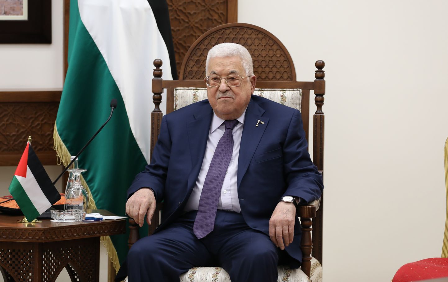 Palestiina Omavalitsuse president Mahmud Abbas kohtus pühapäeval Läänekaldale üllatusvisiidile saabunud USA välisministri Antony Blinkeniga.