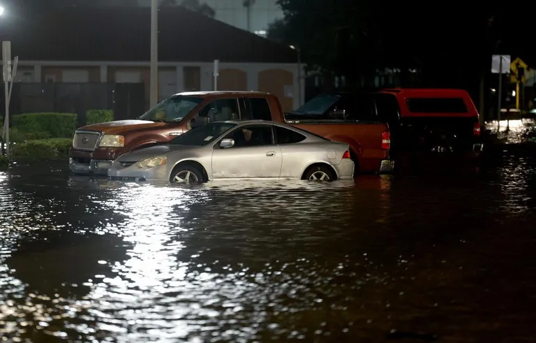 Затопленные машины на улице Сент-Питерсберга во Флориде