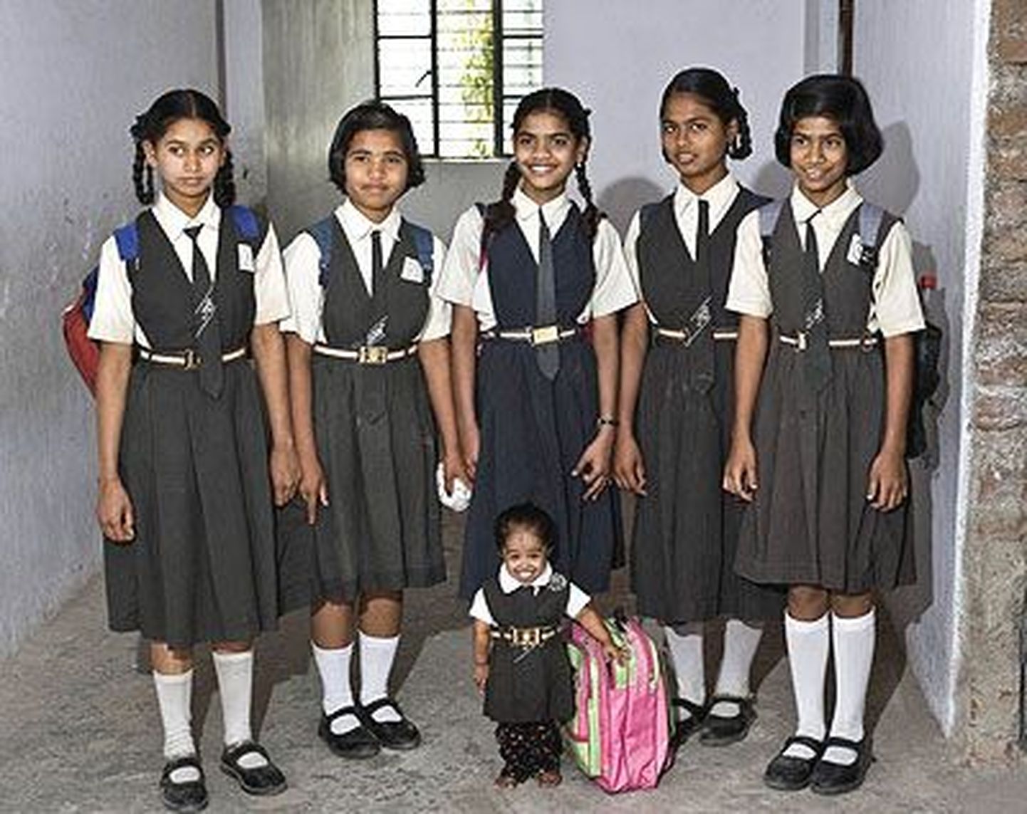 Maailma kõige lühemat kasvu tüdruk Jyoti Amge koolikaaslaste seltsis