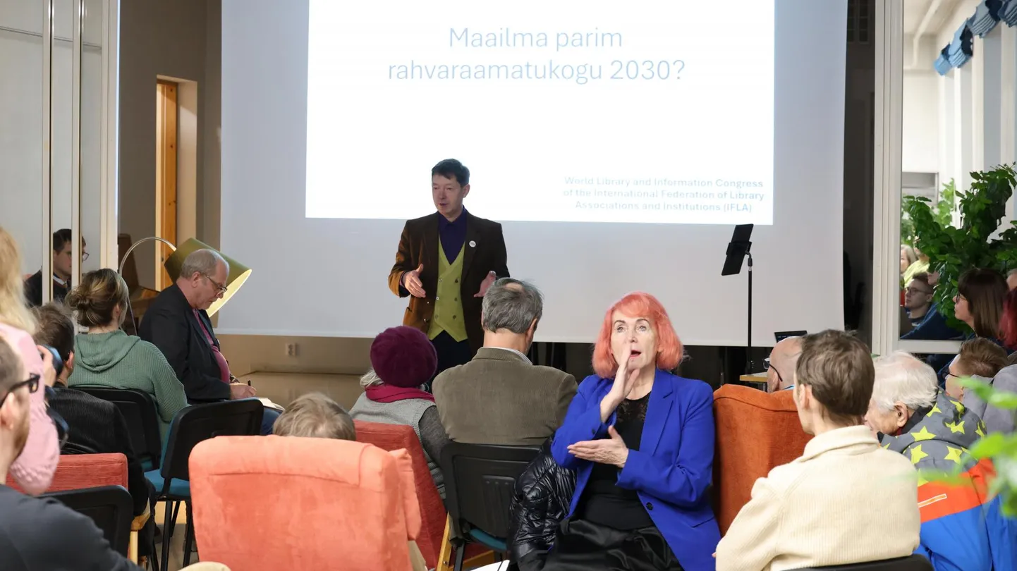 Siuru juhataja Aavo Kokka ja teisi kõnelejaid vahendas Tartumaa kurtide ühingu juhatuse esimehele Siim Kaunissaarele viipekeele tõlk Helle Sass (esiplaanil).