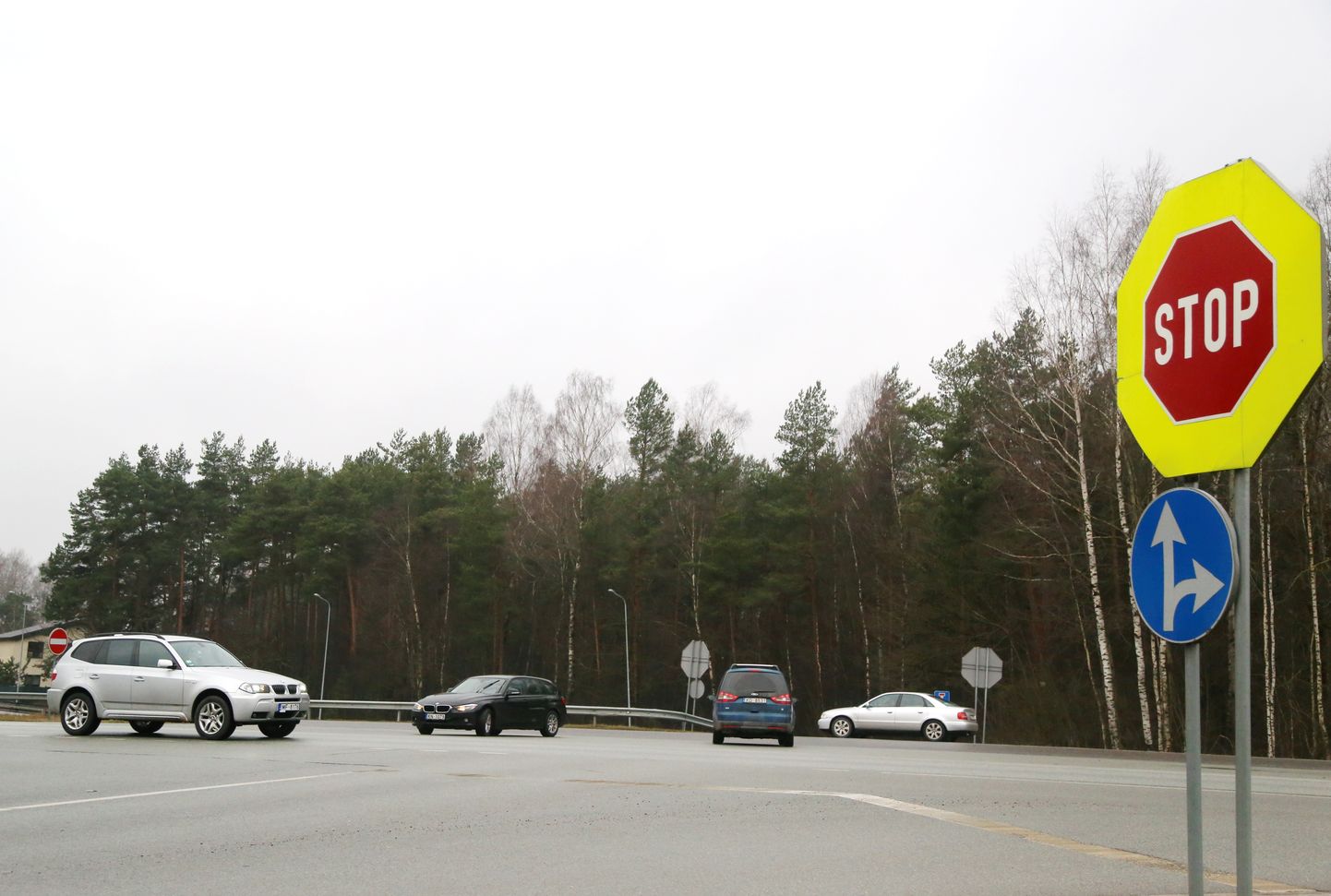 Medemciema krustojums uz Jelgavas šosejas, kur šī gada pavasarī VAS "Latvijas Valsts ceļi" plāno veikt pārbūvi, likvidējot kreiso pagriezienu no Medemciema uz Jelgavu, kā arī kreiso pagriezienu no Rīgas uz Medemciemu.
