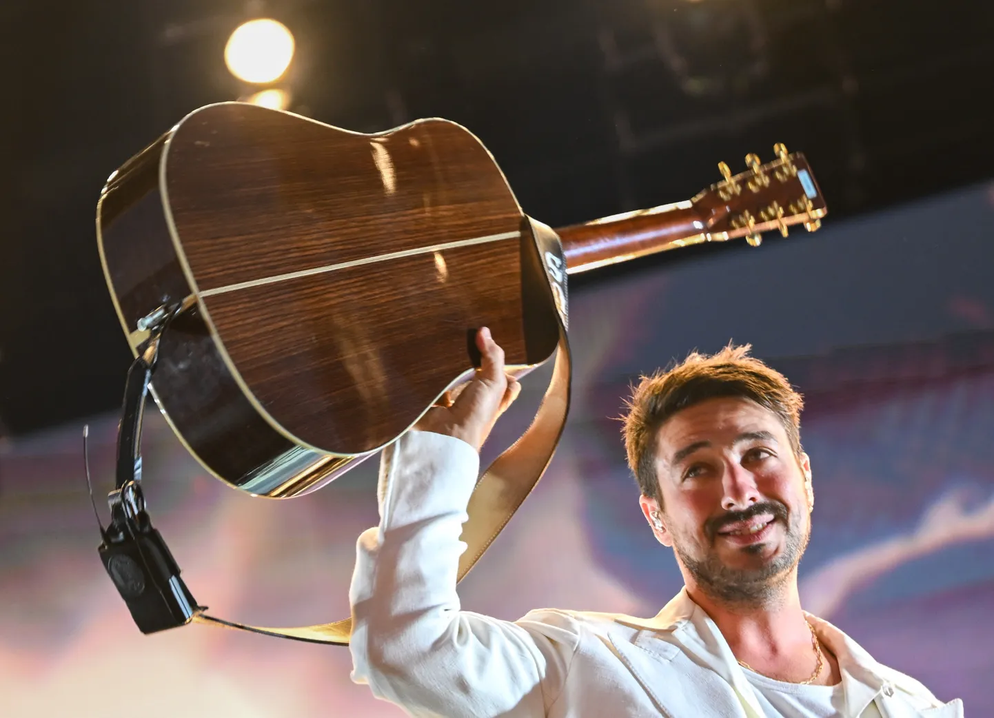 "Mumford & Sons" līderis Markuss Mamfords koncertā Berlīnes Olimpiskajā stadionā 2023. gada 9. septembrī.