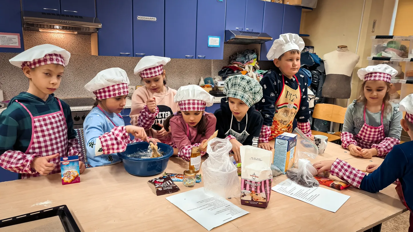 Küpsiste valmistamine pani kõik lapsed aktiivselt kaasa töötama.