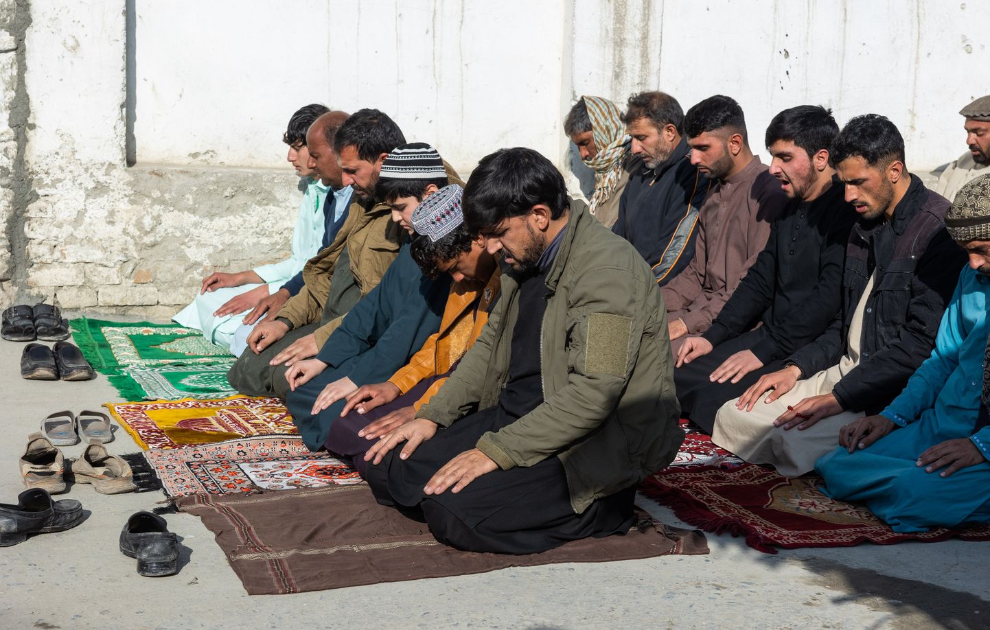 Мусульмане молятся в Афганистане, Кабул, 12 октября 2021 года.