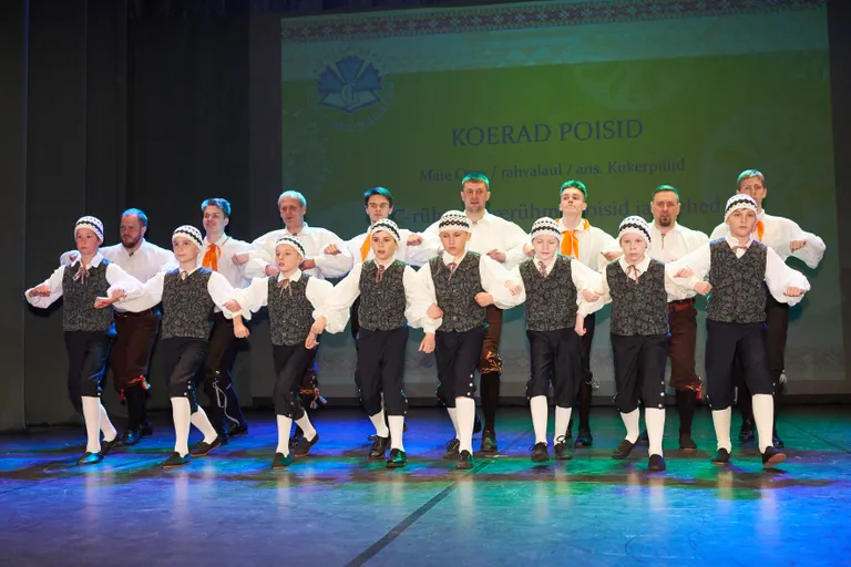 C-rühma ja pererühma meestevägi esitamas tantsu "Koerad poisid".