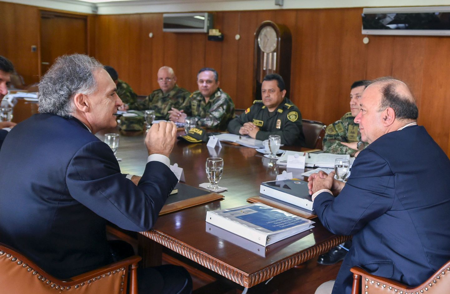 Colombia kaitseminister Luis Carlos Villegas vestleb Bogotas ÜRO esindajaga rahukõneluste teemal.