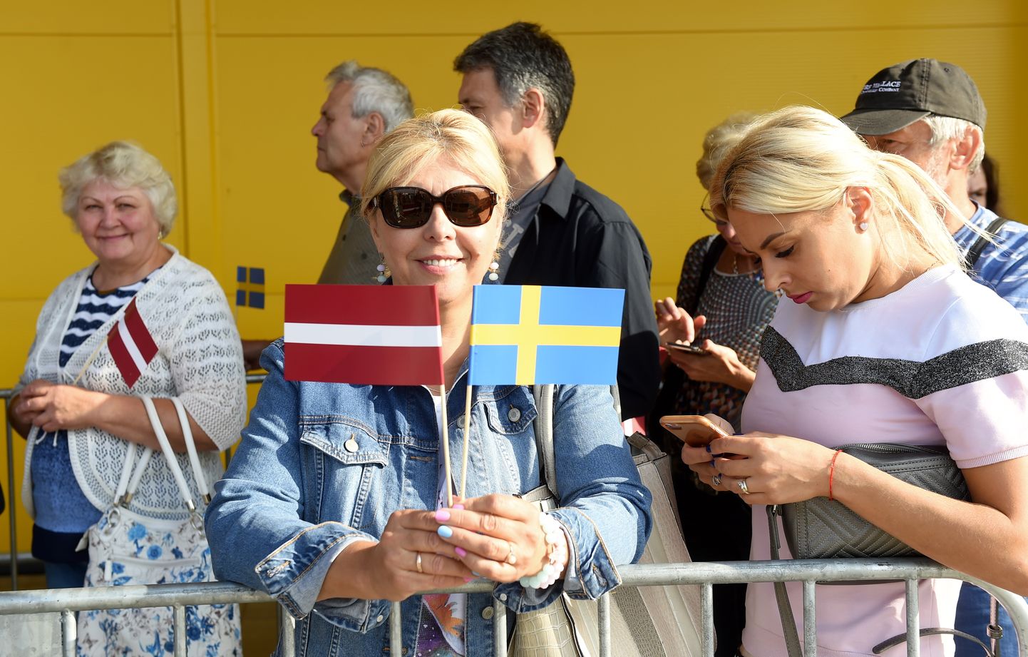 Rinda pie Zviedrijas mājokļu labiekārtošanas preču kompānijas "IKEA" lielveikala pirms tā atklāšanas