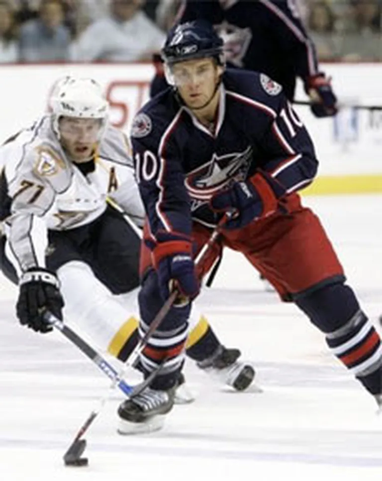 Duvijs Vestskots (priekšplānā) līdz šim vairākas sezonas pārstāvēja Kolumbusas "Blue Jackets" vienību.