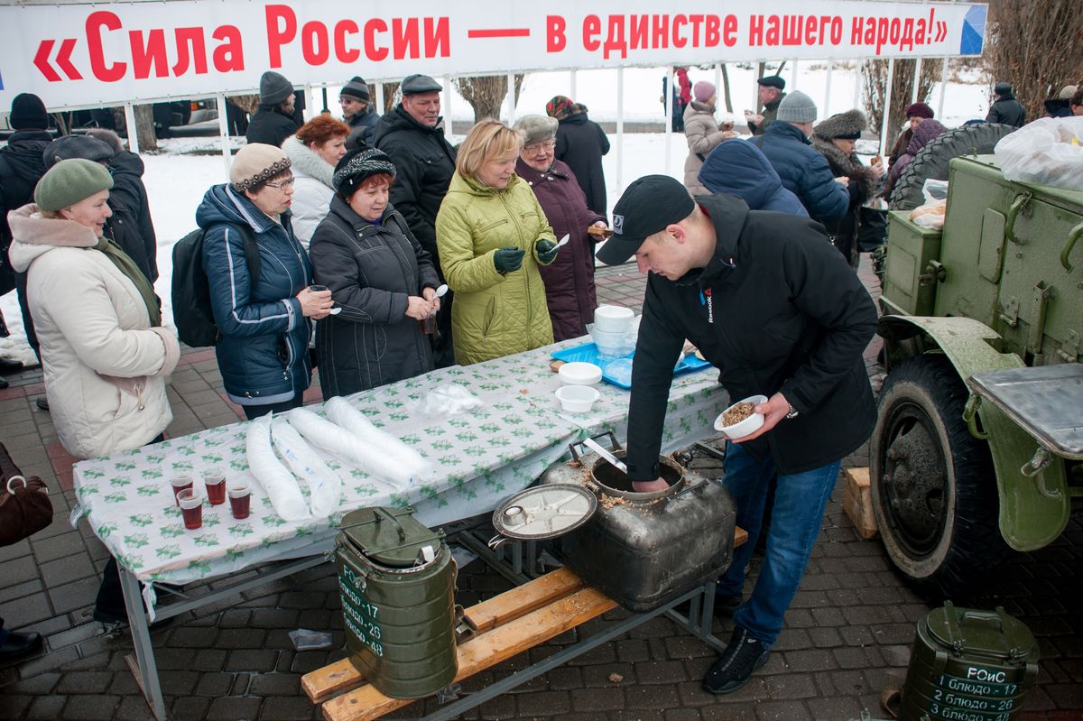 Раздача бесплатной еды в Тамбове в годовщину аннексии Крыма, Россия, март 2019 года.