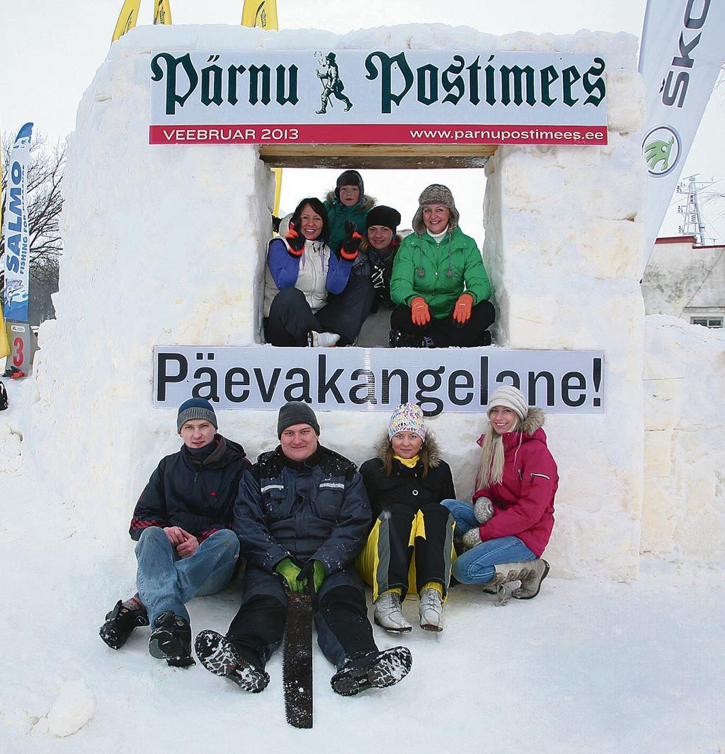 Pärnu Postimehe võiskond valmistas lumest ajalehe esikülje, mille taustal saab iga soovija end pildistada.