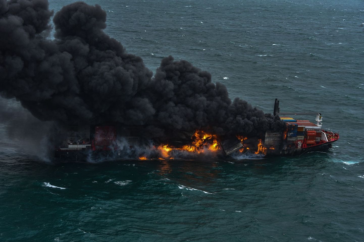 Sri Lanka sadama reidil põleva konteinerilaeva X-Press Pearl meeskond otsustati laevalt evakueerida, kui pärast kuus päeva kestnud jõupingutusi ei ole õnnestunud tuld kustutada.