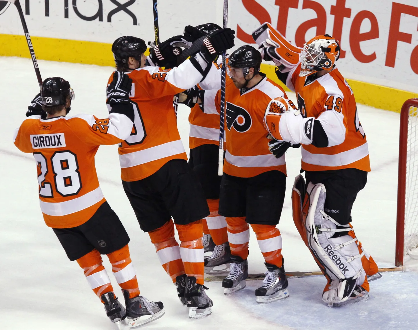 Philadelphia Flyersi mängijad rõõmustamas.