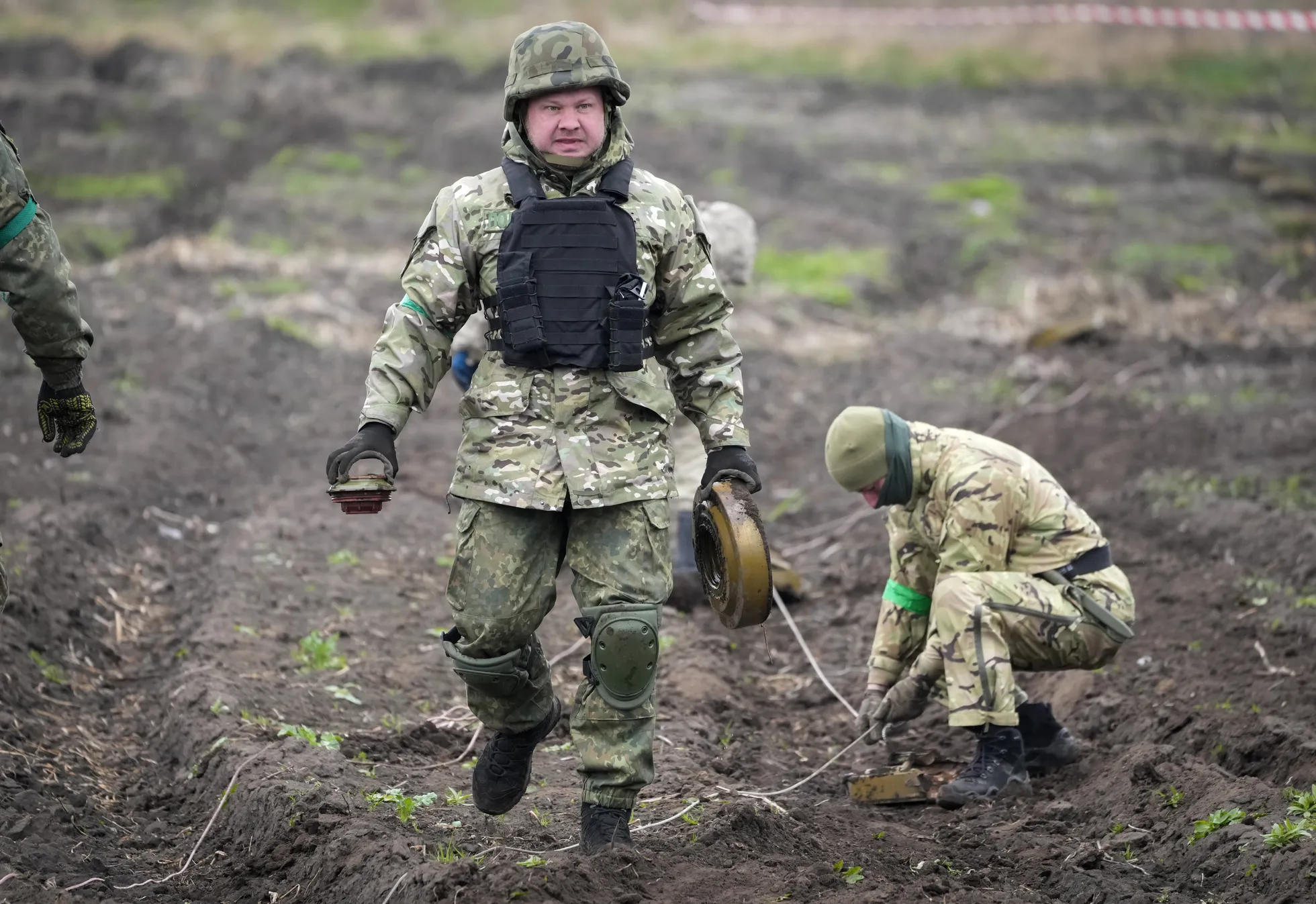 Саперы МВД обезвреживают мину в Ирпене под Киевом.