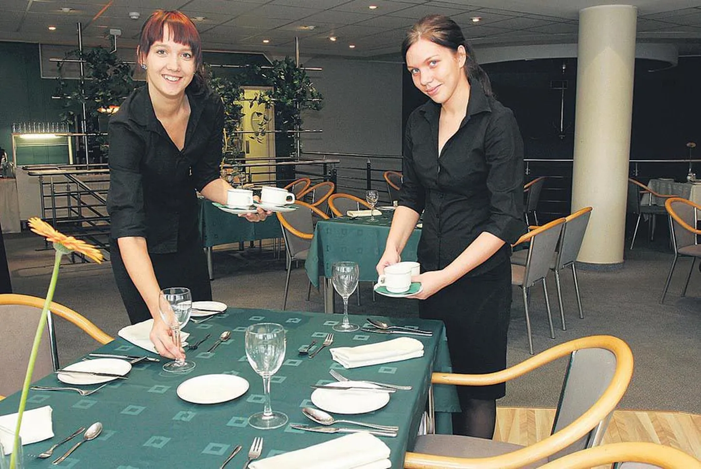 Viljandi ühendatud kutsekeskkooli koka eriala teise kursuse õpilased Karen Jaano (vasakul) ja Lea Viik katavad Centrumi restoranis lauda. Kui viimane lihv antud, võivad kliendid tulla.