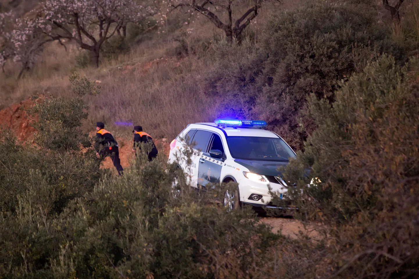 Hispaania tsiviilkaardi töötajad sügava puuraugu lähistel, kuhu kukkus eile perega jalutamas olnud kaheaastane poiss.